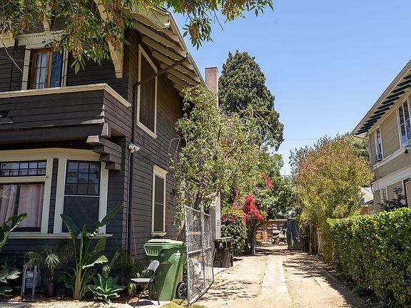 3rd image of 2706 Menlo Ave