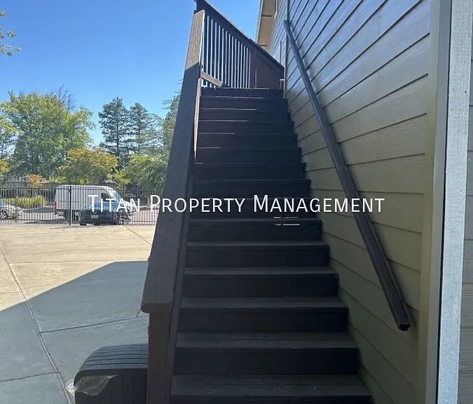 3604 N Loop Blvd — Photo 4
