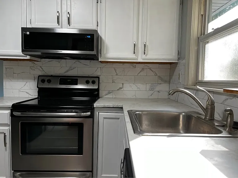 253 Lexington St — Photo 5
