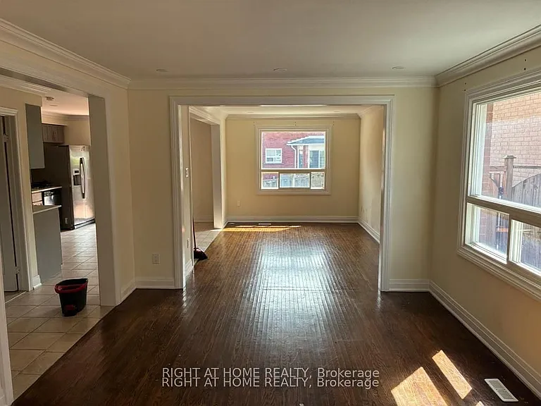 29 Roxanne Cres — Photo 3