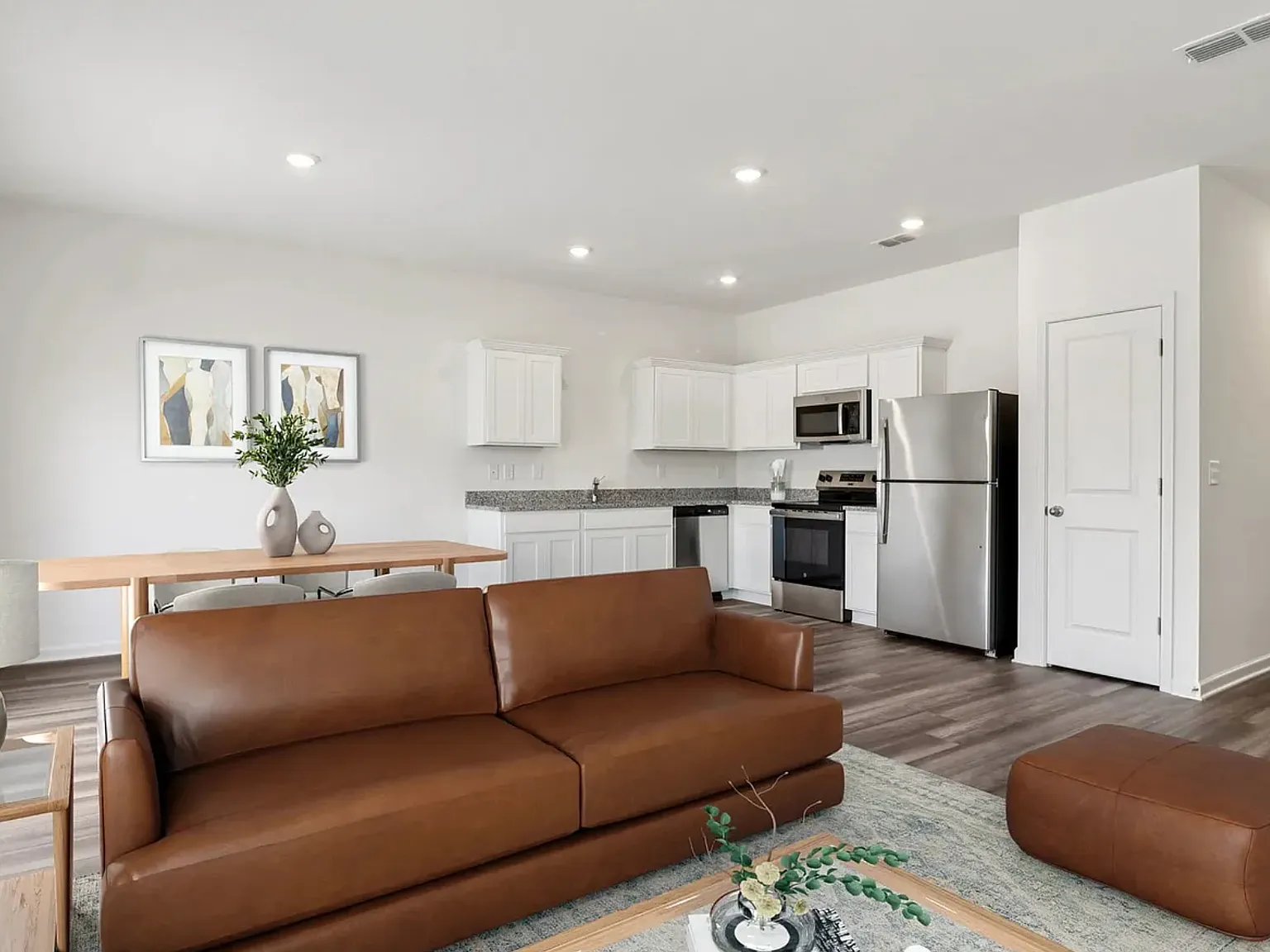 3 bed, 2.5 bath, 1422 sqft, $2,200 — Photo 2