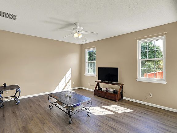 5th image of 19384 Fox Chase Dr