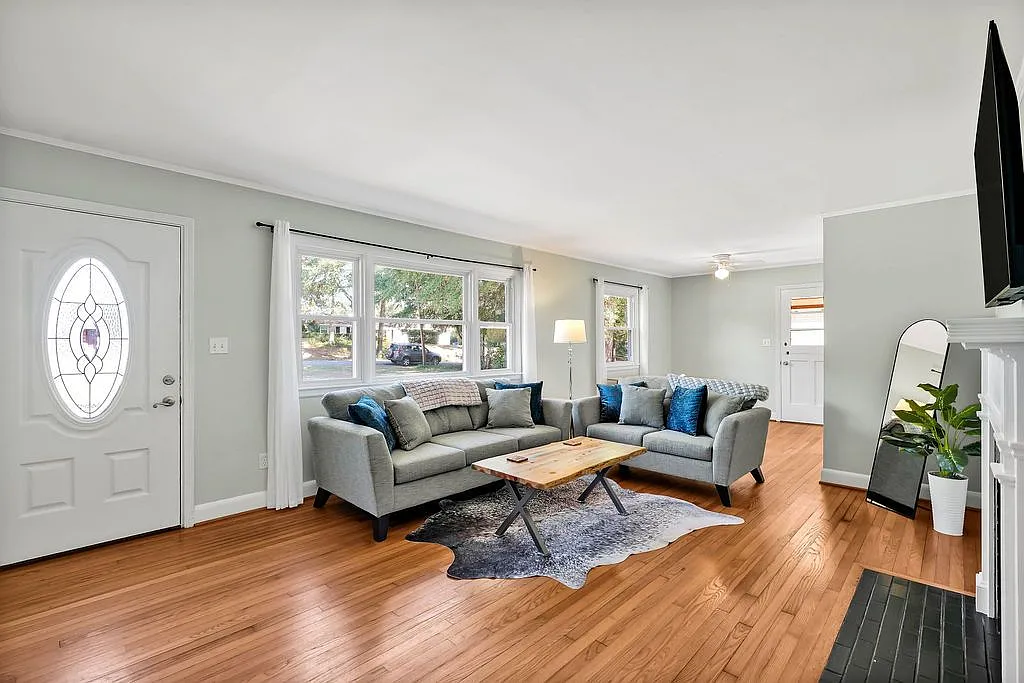 2 bed, 1.0 bath, 1350 sqft, $2,100 — Photo 2