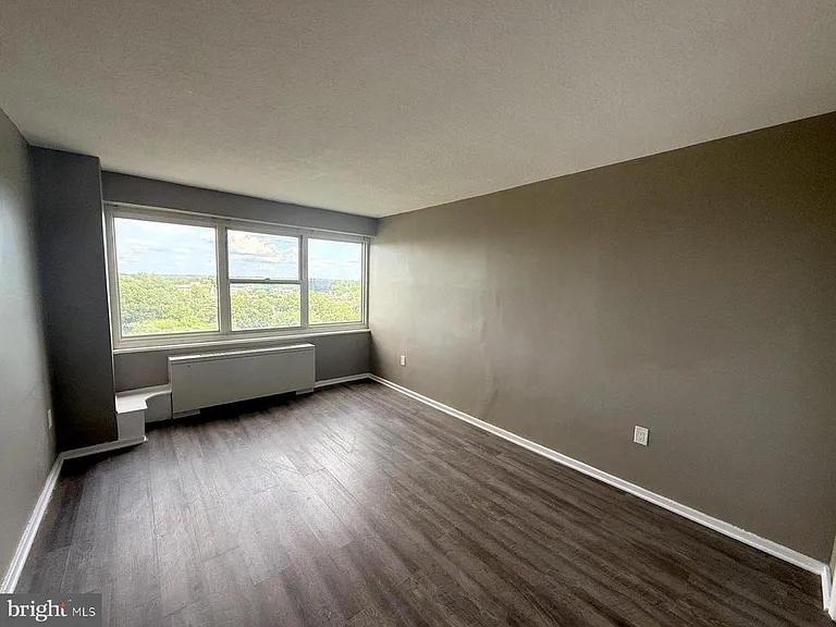 1102 Barclay Towers — Photo 9