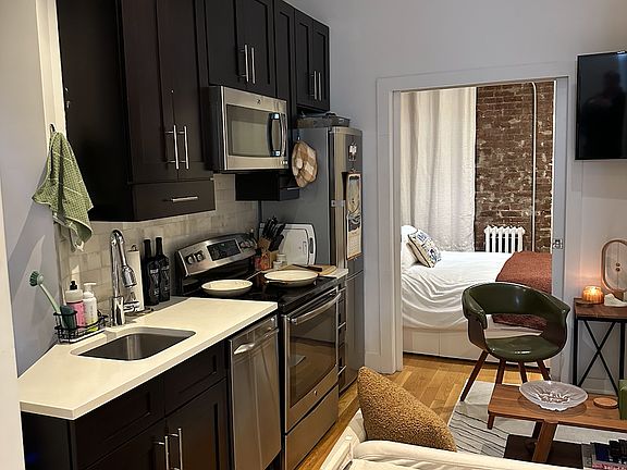 5th image of 26 Van Dam St #1R