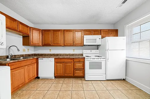 1378 1/2 Indianola Ave #2 Photo 1