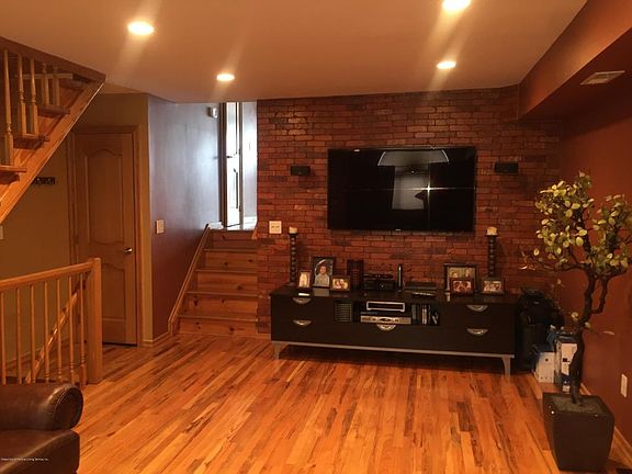 4th image of 61 Meadow Pl