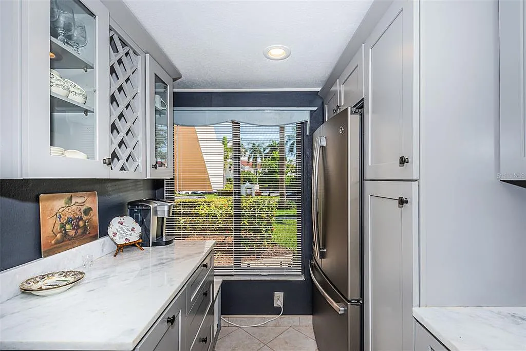 2 bed, 2.0 bath, 890 sqft, $2,300 — Photo 2