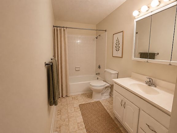 4th image of 12 Village Green Ln