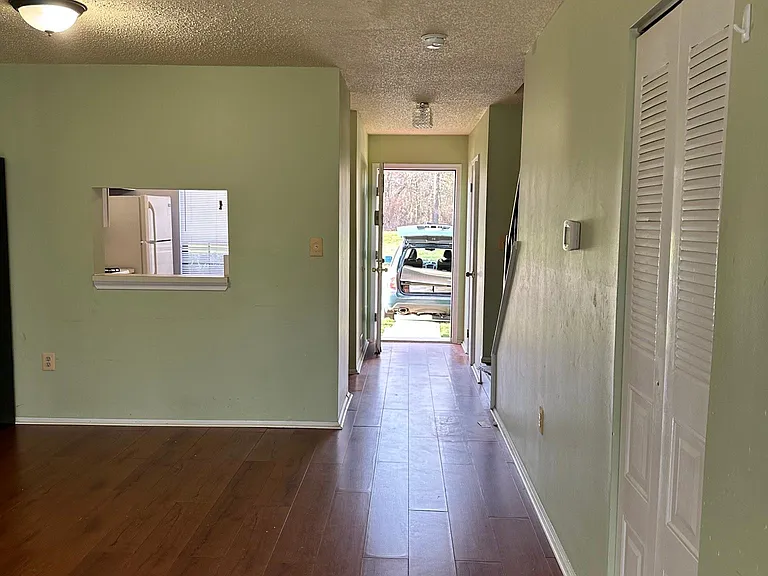 243 Hampshire Ct — Photo 15