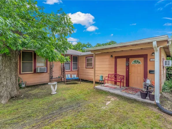 1417 Oakwood St, Navasota, TX 77868