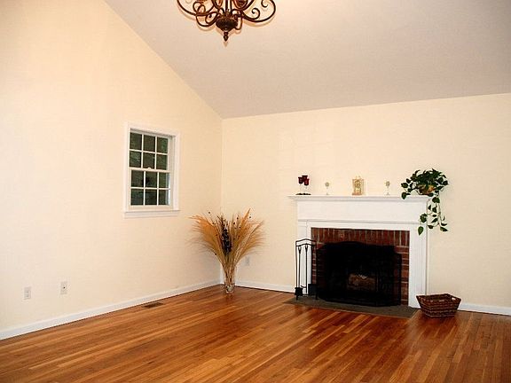 LR w/Fireplace & Vaulted Ceiling