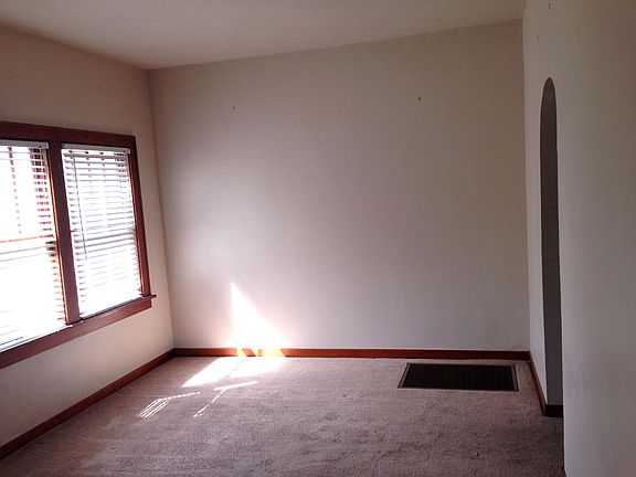 5th image of 109 NE 12th St