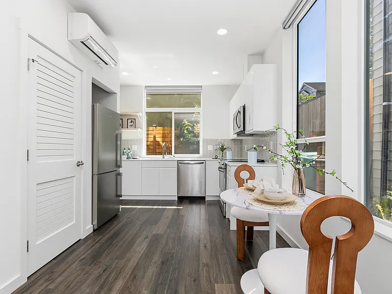 2327 E Denny Way — Photo 11