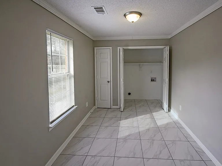7611 Lowrance Rd — Photo 9