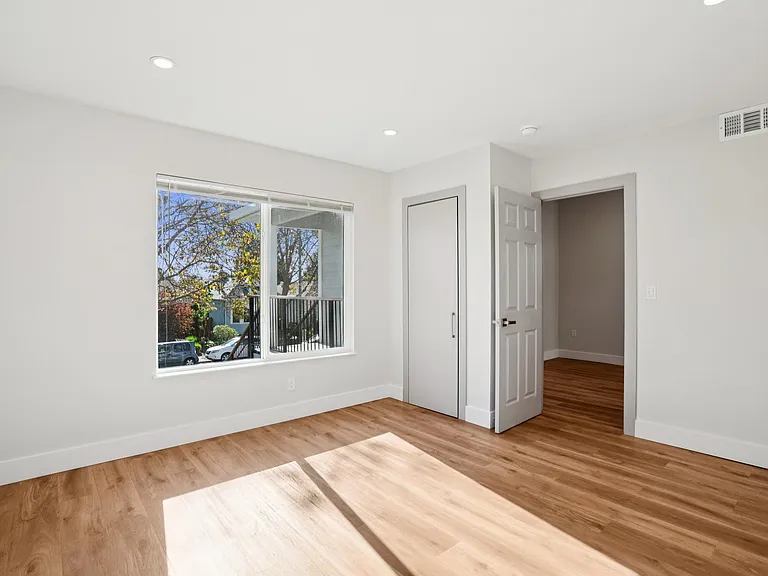 882 61st St #A — Photo 27