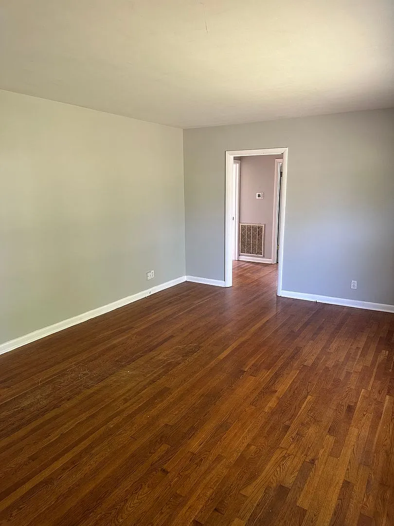 A quaint three bedroom one bath single family house in Lakewood Manor Subdivision — Photo 2