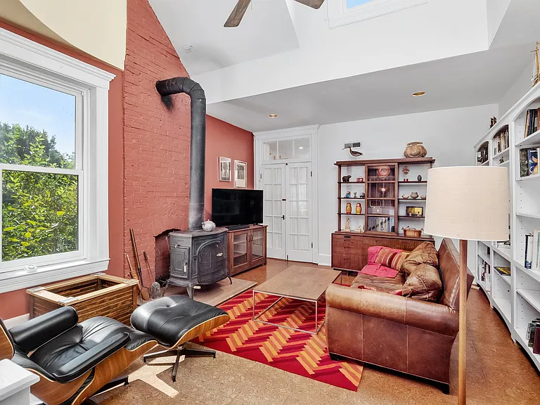 4388 McPherson Ave — Photo 12
