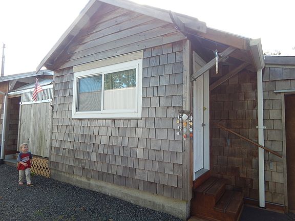 Front of 4 room studio apart