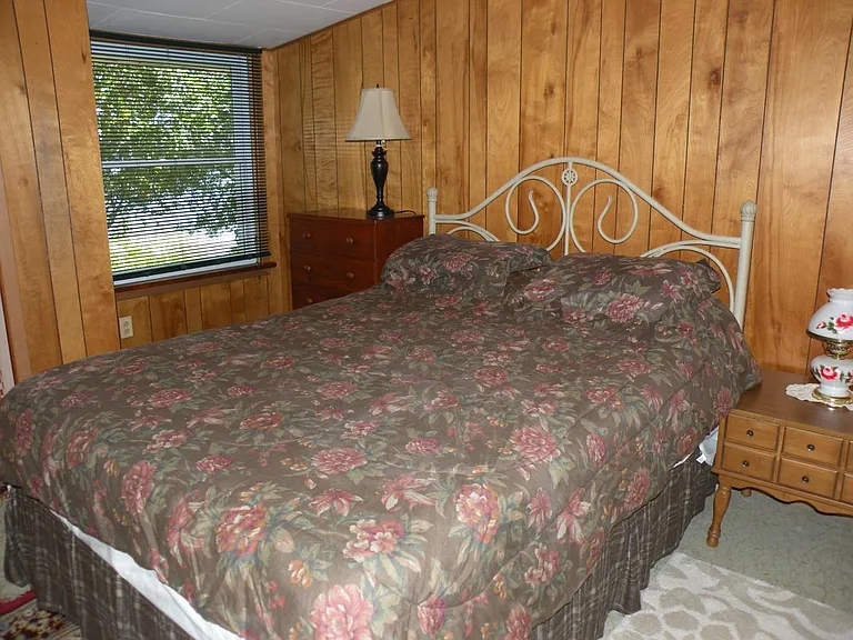 queen bedroom