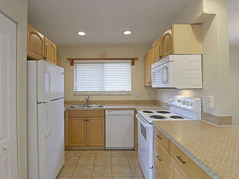1420 Park Shore Cir #3 — Photo 6