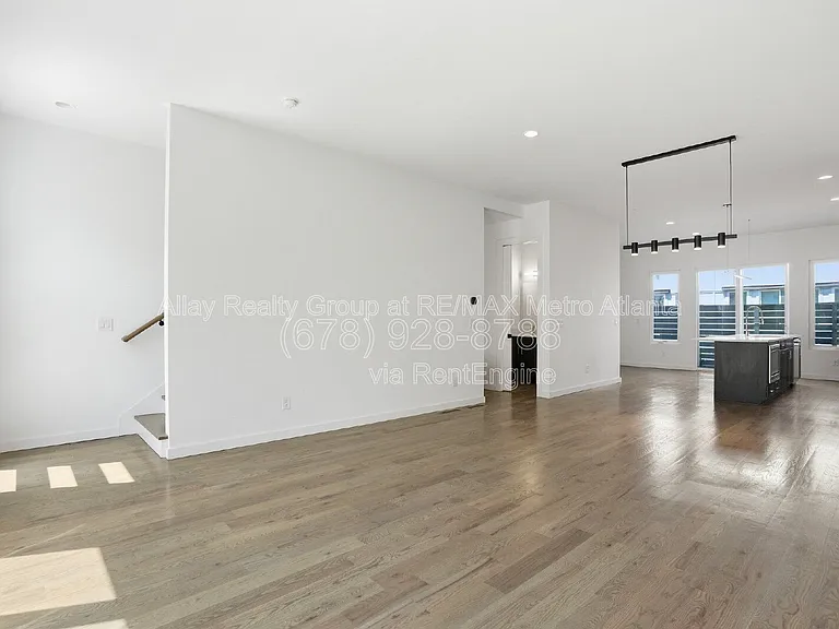 1463 La France St NE #8 — Photo 7