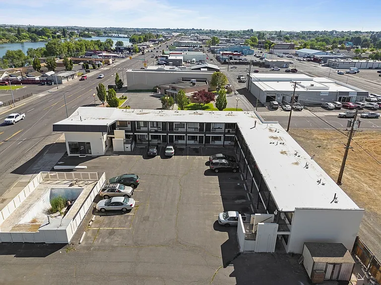 905 W Broadway Ave — Photo 4
