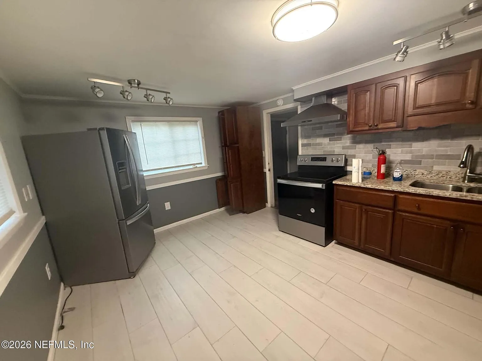 3 bed, 2.0 bath, 1824 sqft, $1,500 — Photo 4