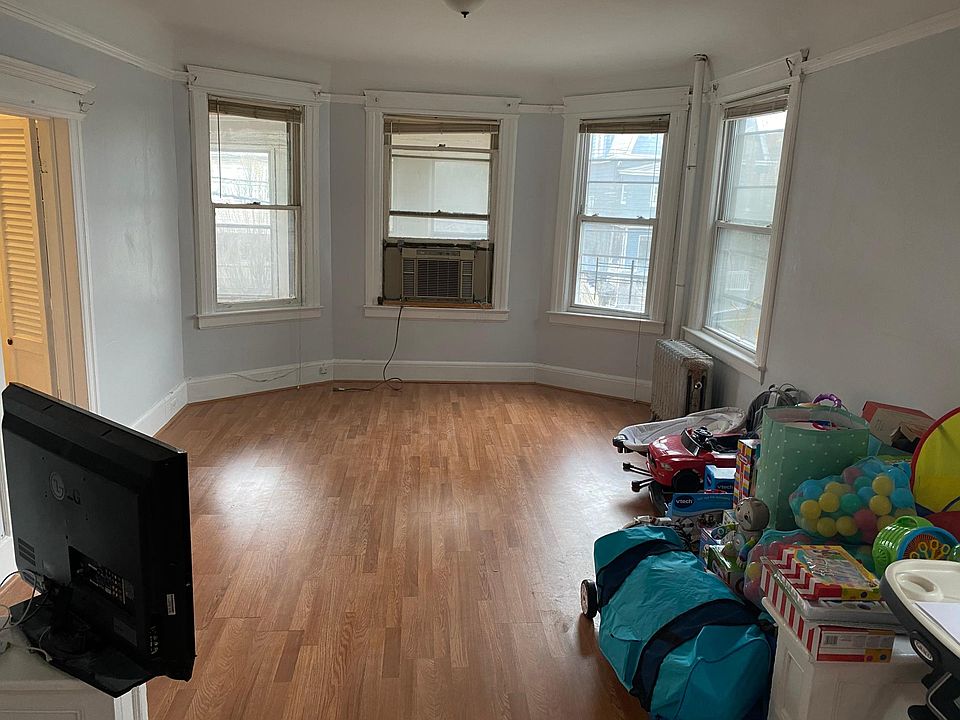 Large Living room computer room to left