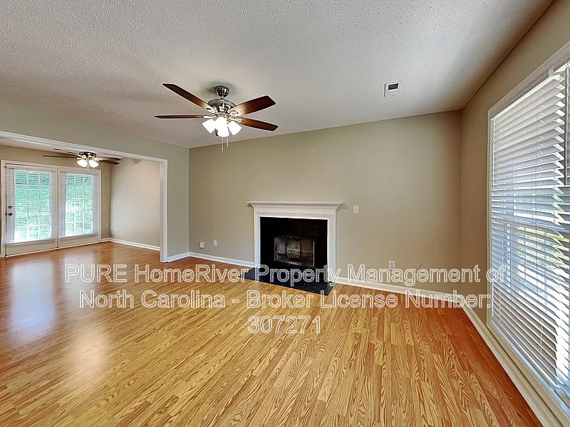 3 bed, 1.5 bath, 1064 sqft, $1,600 — Photo 3