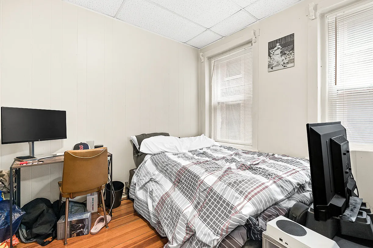 3 bed, 900 sqft, $3,600 — Photo 3