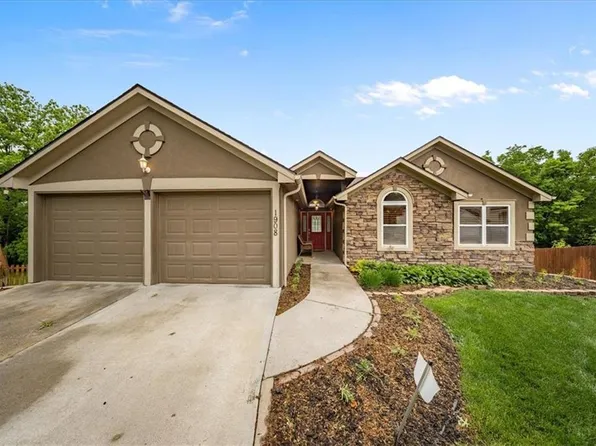 1908 NE Red Oak Ln, Blue Springs, MO 64029