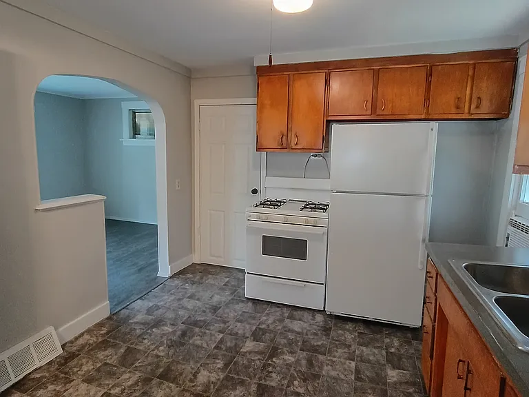 1445 W 7th St — Photo 7