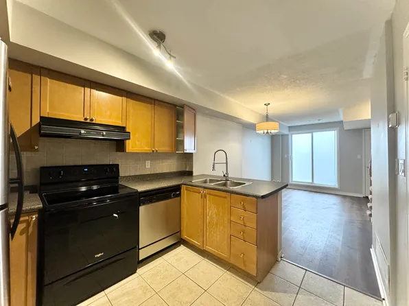 65 Turntable Cres Unit 91, Toronto, ON M6H 4K8