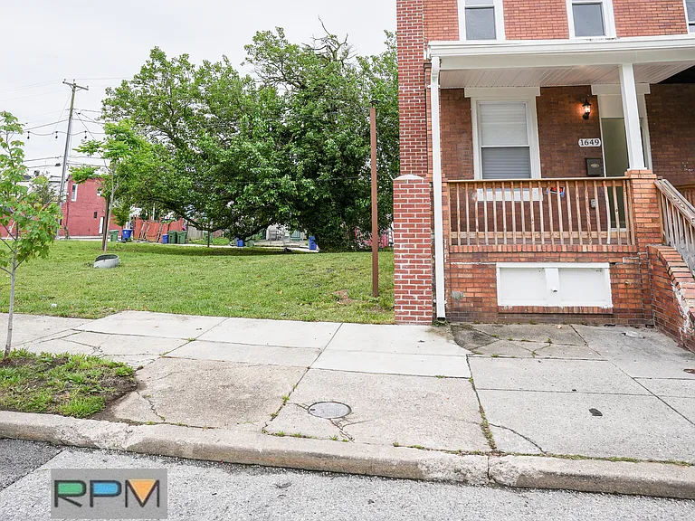 Carswell St — Photo 1