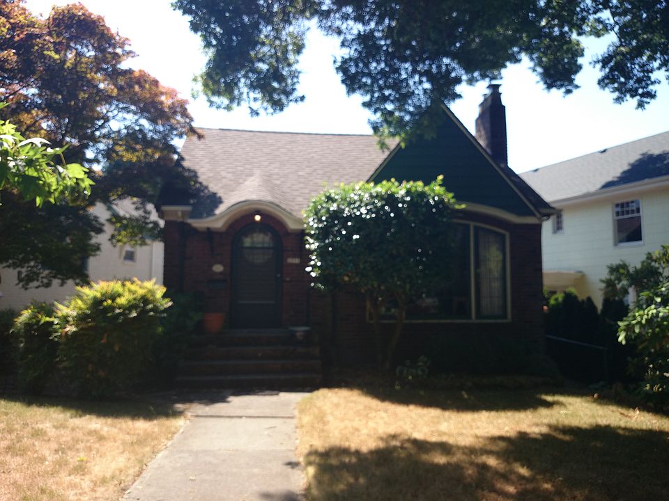 2nd image of 2571 10th Ave W