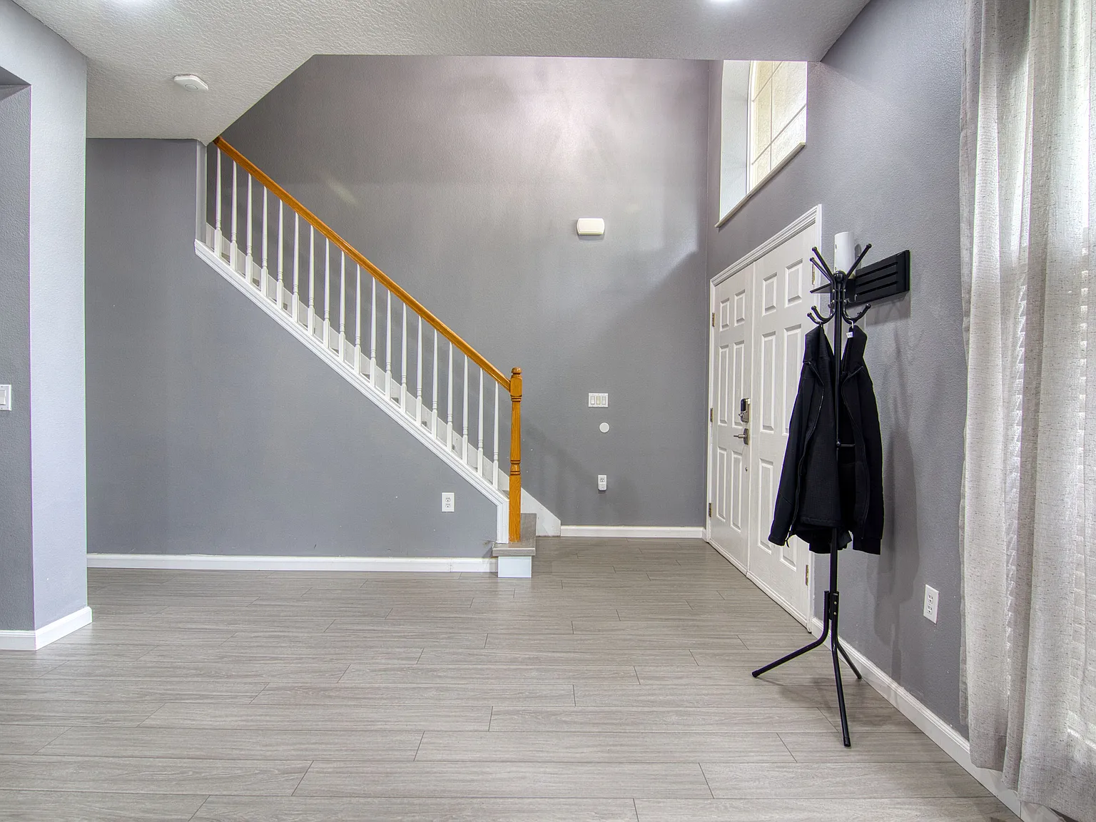 5 bed, 2521 sqft, $3,200 — Photo 2