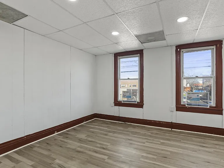 216-218 N College St — Photo 19