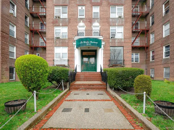 14325 84th Dr APT 2E, Jamaica, NY 11435