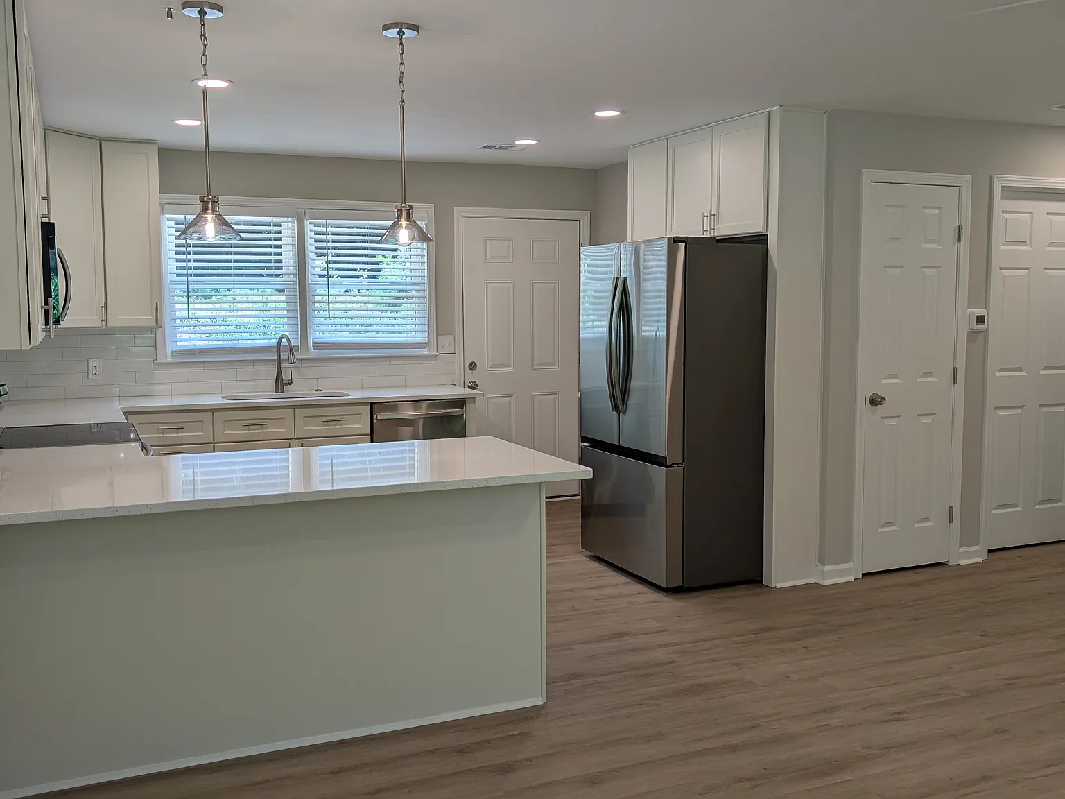 3 bed, 1111 sqft, $2,100 — Photo 3