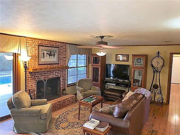 3rd image of 2605 Huntington Dr