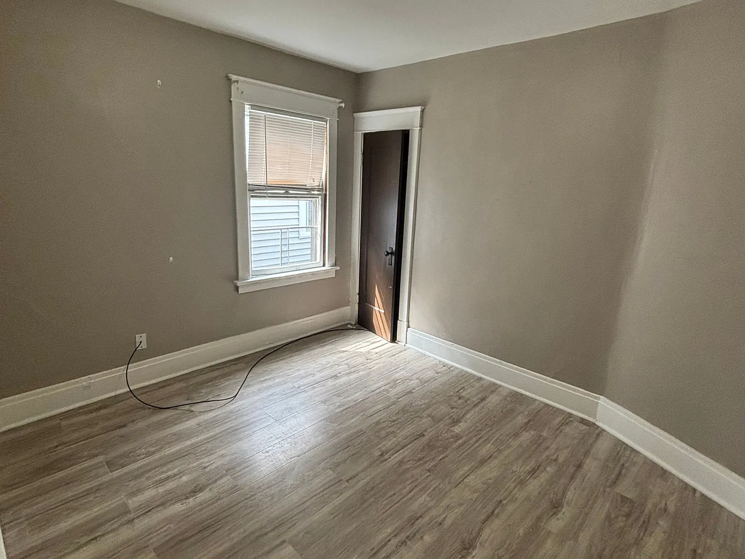 1 bed, 1200 sqft, $1,000 — Photo 2