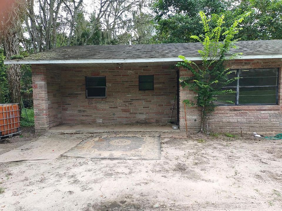 External view of the propery with a front porch seating area
