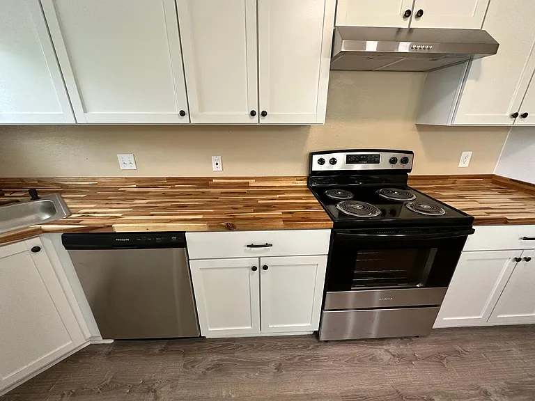 1213 W Walker St — Photo 8
