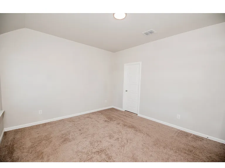 643 Hazeltine Rd — Photo 1