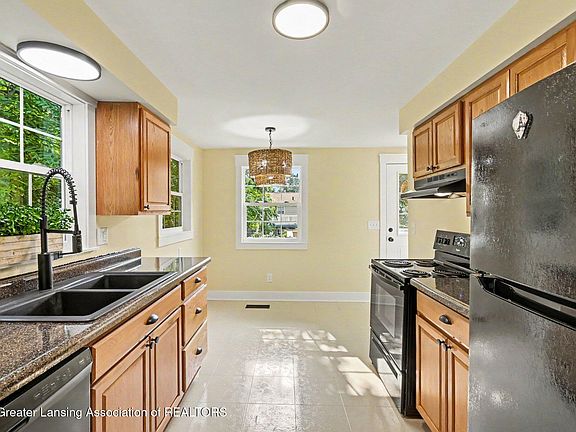 5th image of 2537 Beryl St
