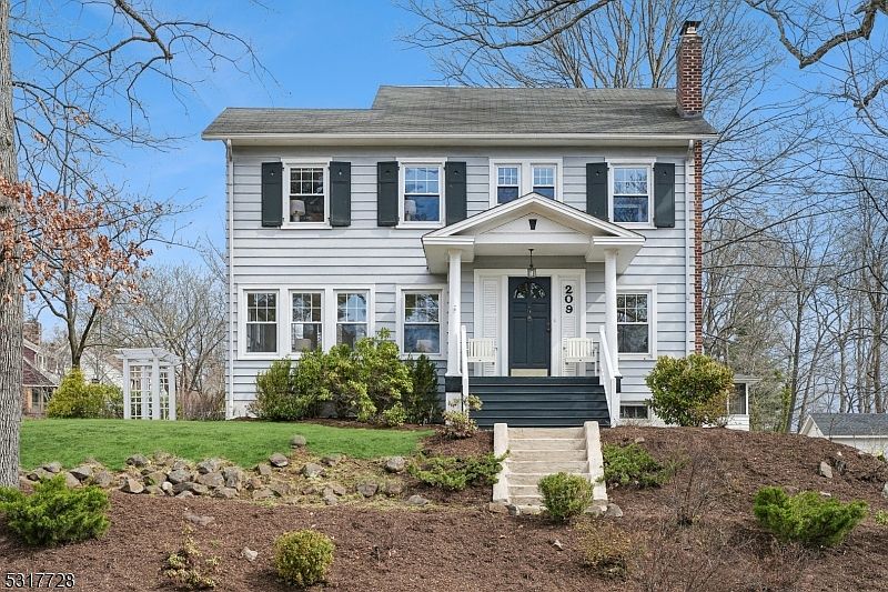 1st image of 209 S Ridgewood Rd