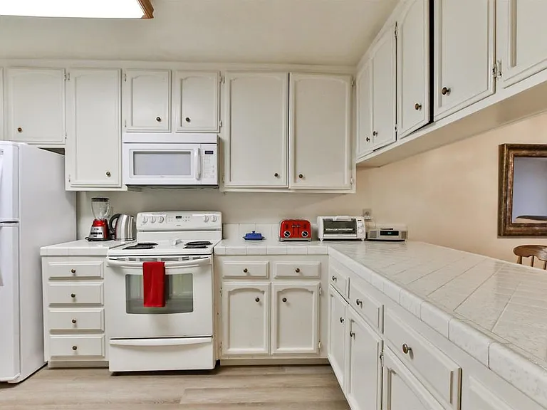 1068 Isabella Ave — Photo 15