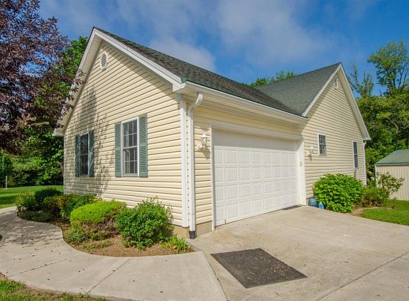 4th image of 795 Hickory Woods Dr