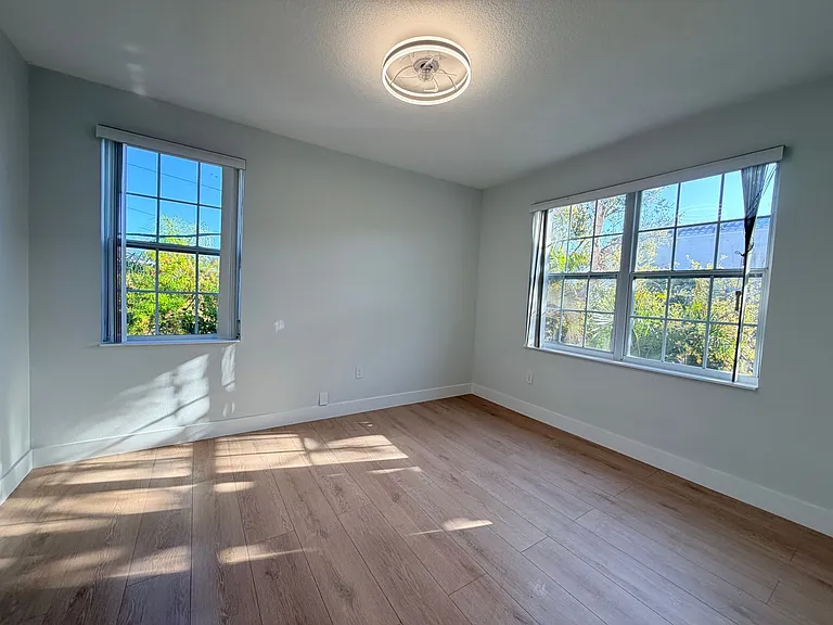 Valencia Apartments — Photo 21